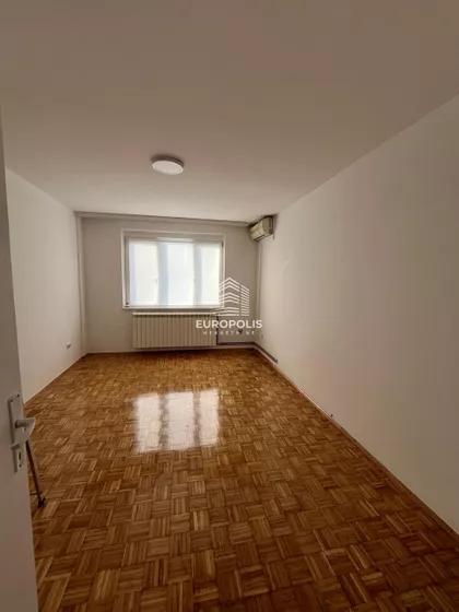 Slovenski trg | 4zida.rs