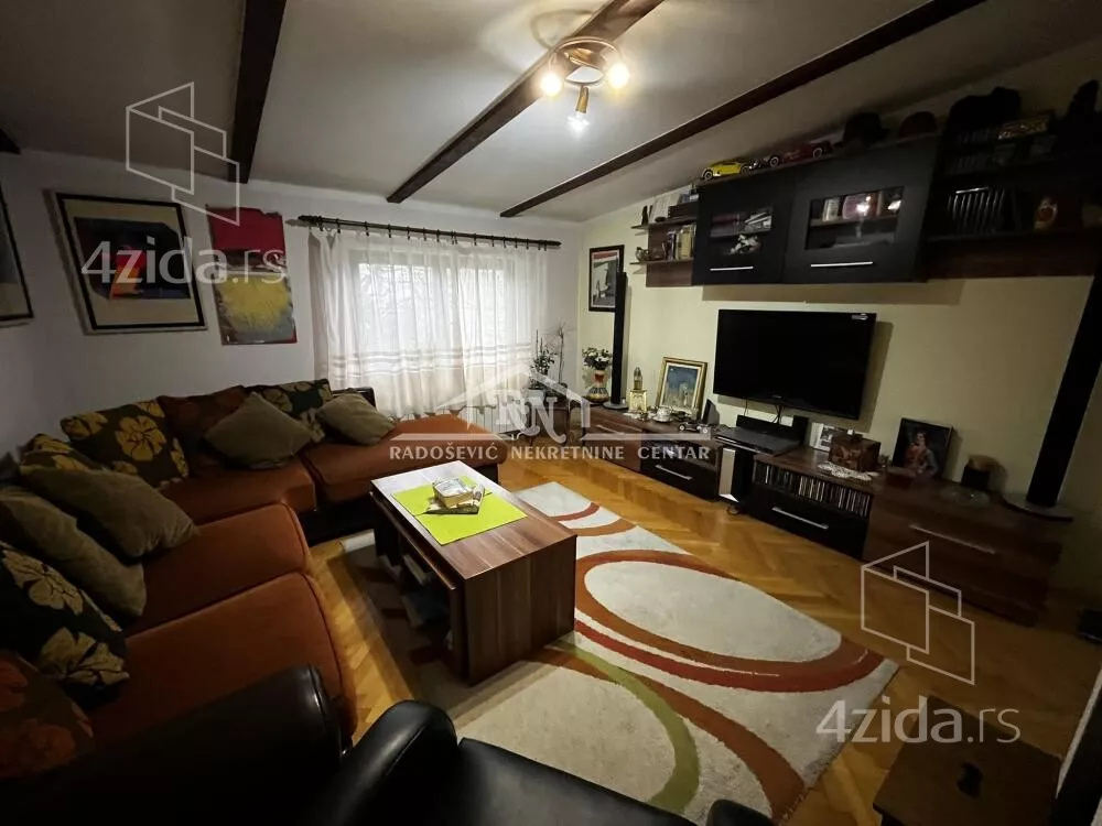 Šestosoban stan | 4zida