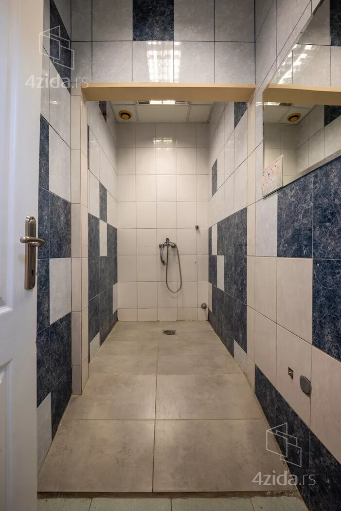 Poslovna zgrada | 4zida