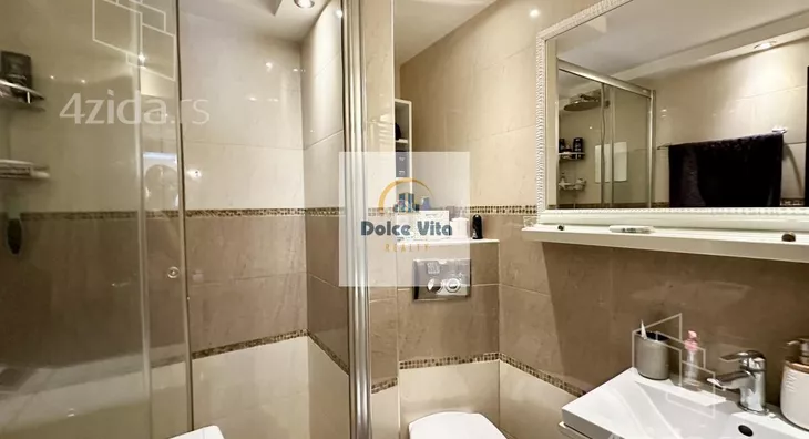 Šestosoban stan | 4zida