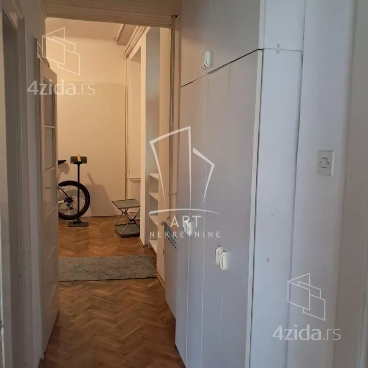Šestoiposoban stan | 4zida
