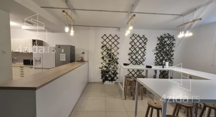 Poslovna zgrada | 4zida