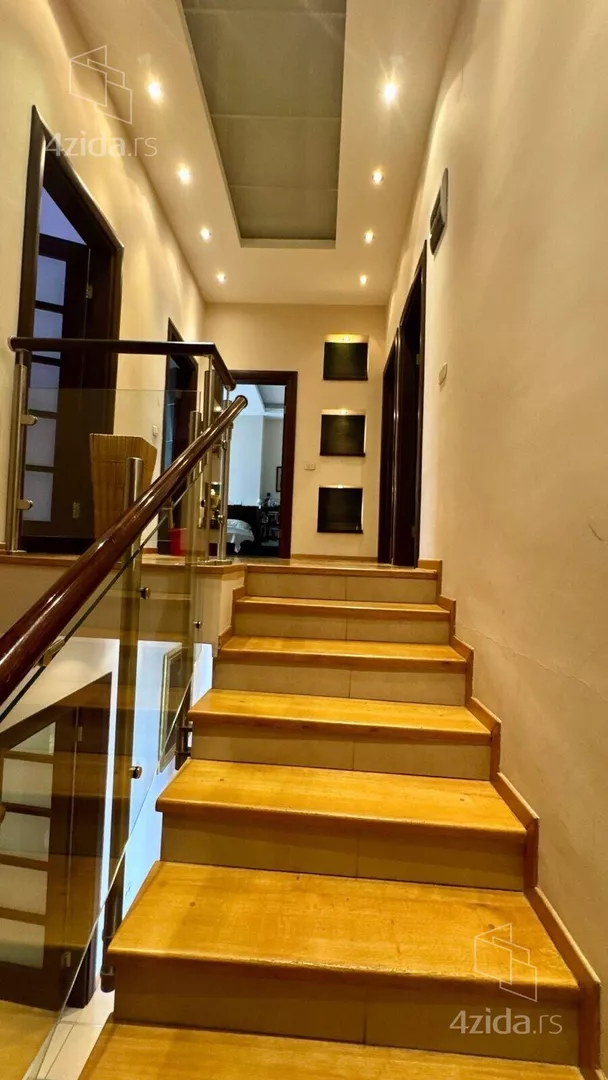 Petoiposoban stan | 4zida