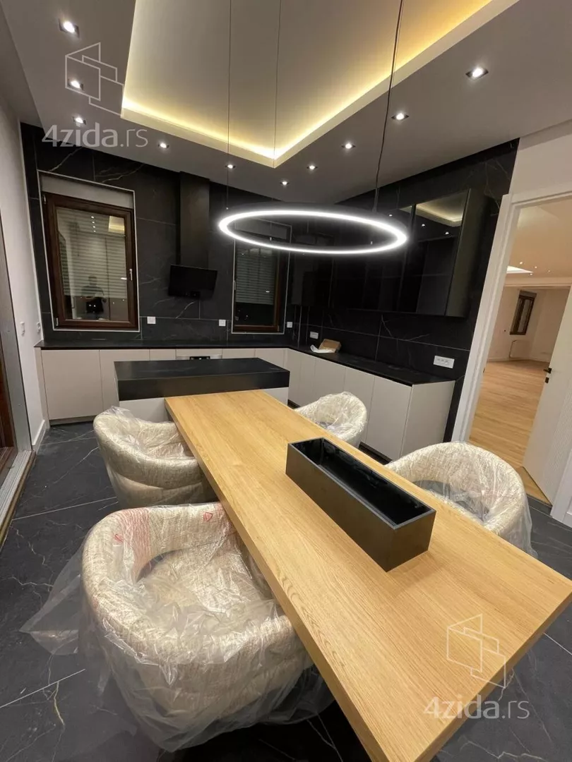 Šestoiposoban stan | 4zida