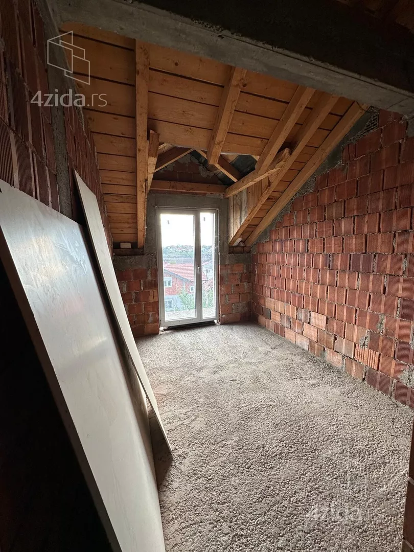 Četvoroiposoban stan | 4zida