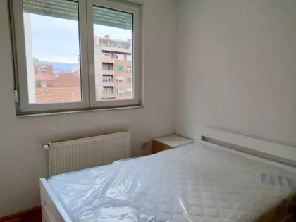 Crveni Pevac | 4zida.rs