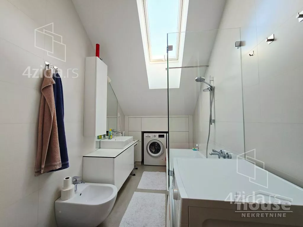 Sedmosoban stan | 4zida