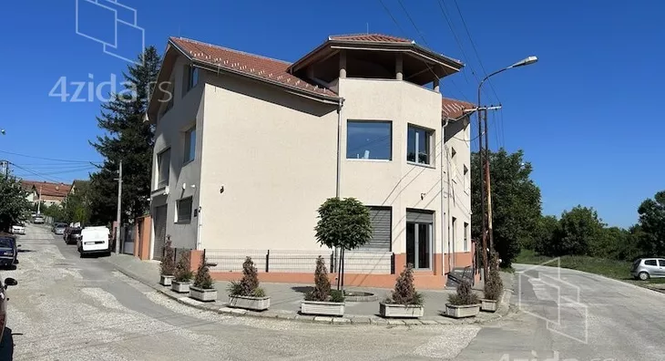 Poslovna zgrada | 4zida