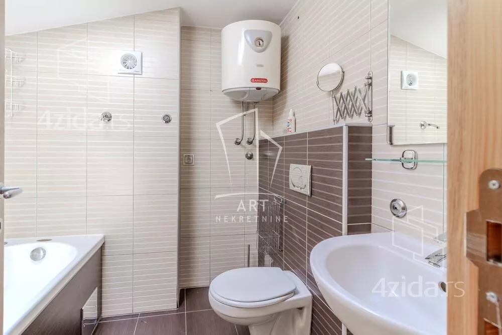 Troiposoban stan | 4zida