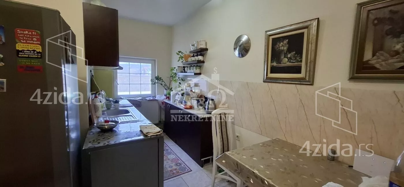 Poslovna zgrada | 4zida