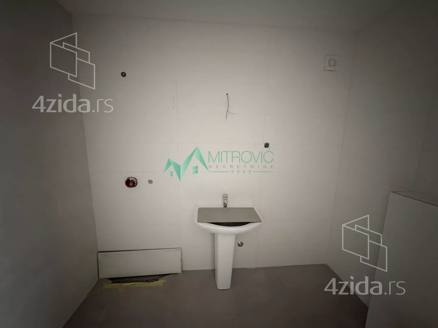 Četvoroiposoban stan | 4zida