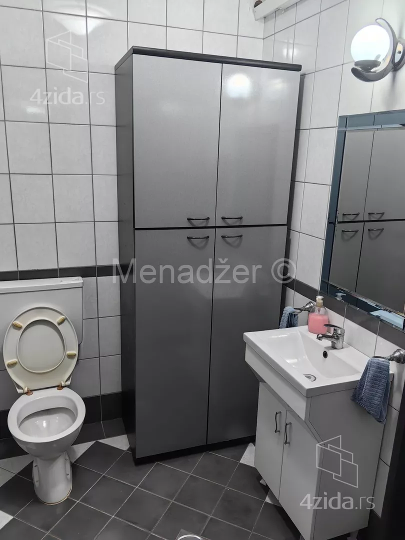 Poslovna zgrada | 4zida