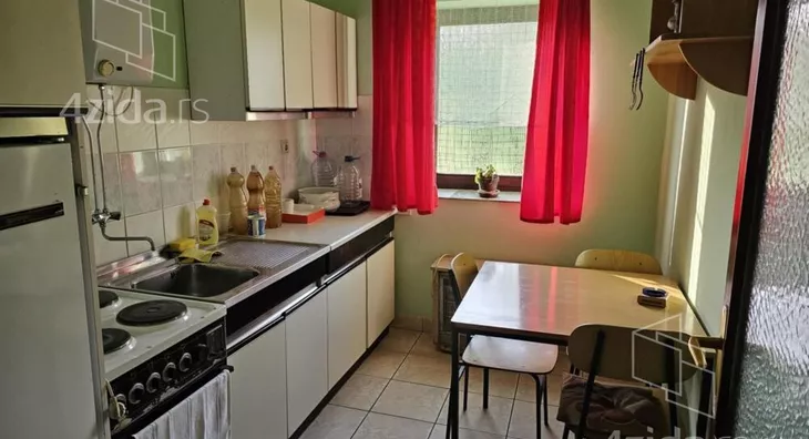 Poslovna zgrada | 4zida