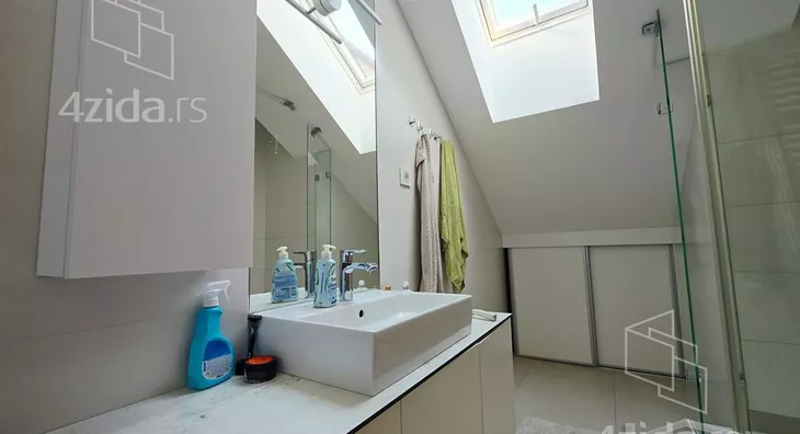 Sedmosoban stan | 4zida