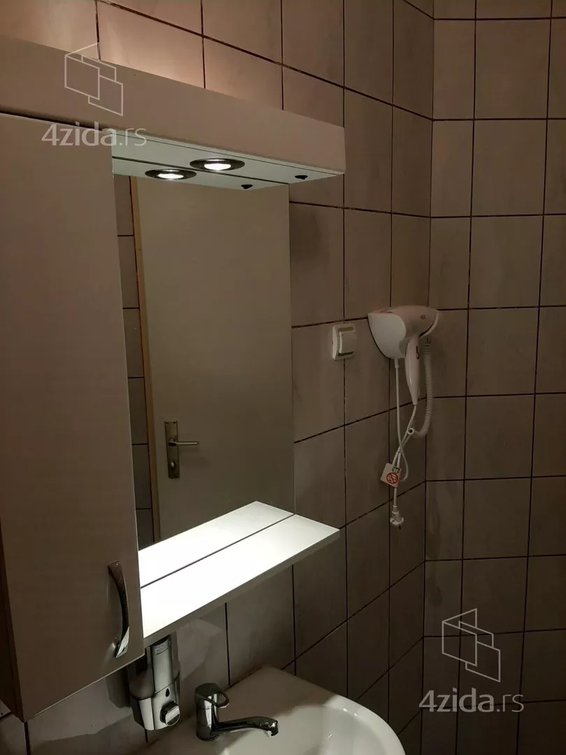 Poslovna zgrada | 4zida