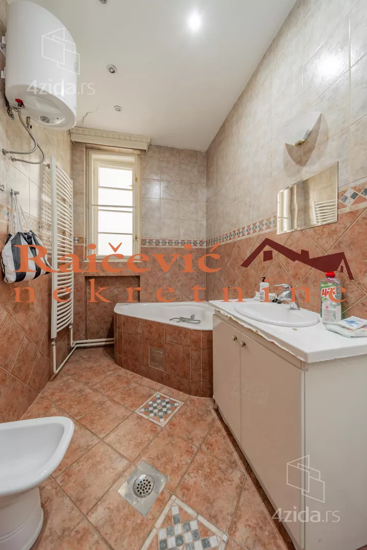 Šestosoban stan | 4zida