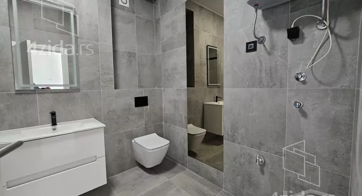 Šestosoban stan | 4zida