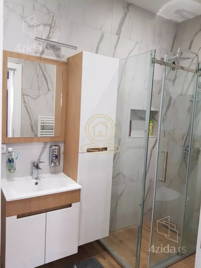 Poslovna zgrada | 4zida