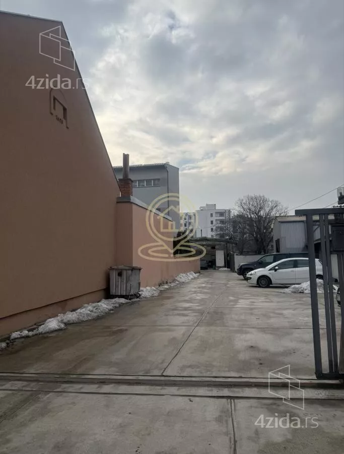 Poslovna zgrada | 4zida