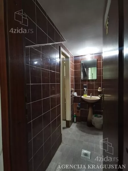 Poslovna zgrada | 4zida