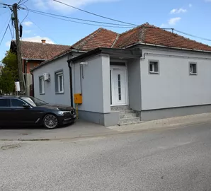 Gradske lokacije, Inđija, dvoetažna | 4zida.rs