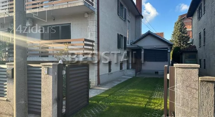 Šestosoban stan | 4zida