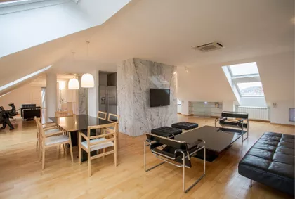 Crveni Pevac | 4zida.rs