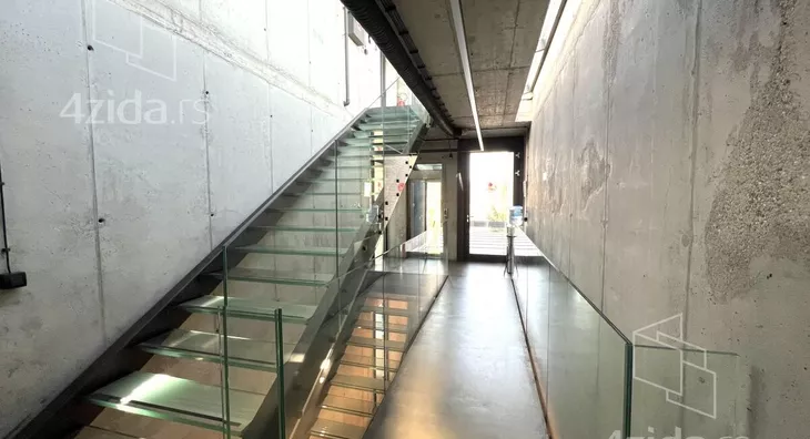 Poslovna zgrada | 4zida