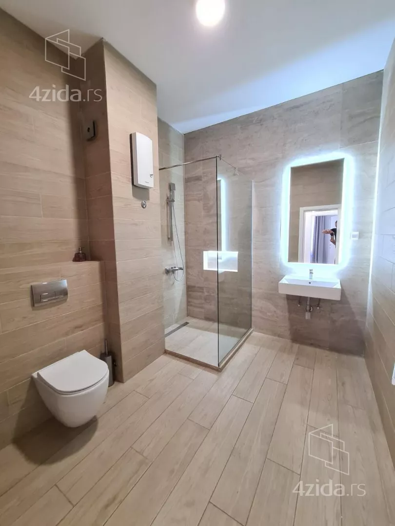 Šestosoban stan | 4zida