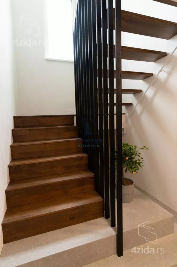 Četvoroiposoban stan | 4zida