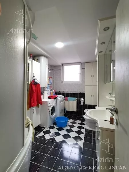 Poslovna zgrada | 4zida