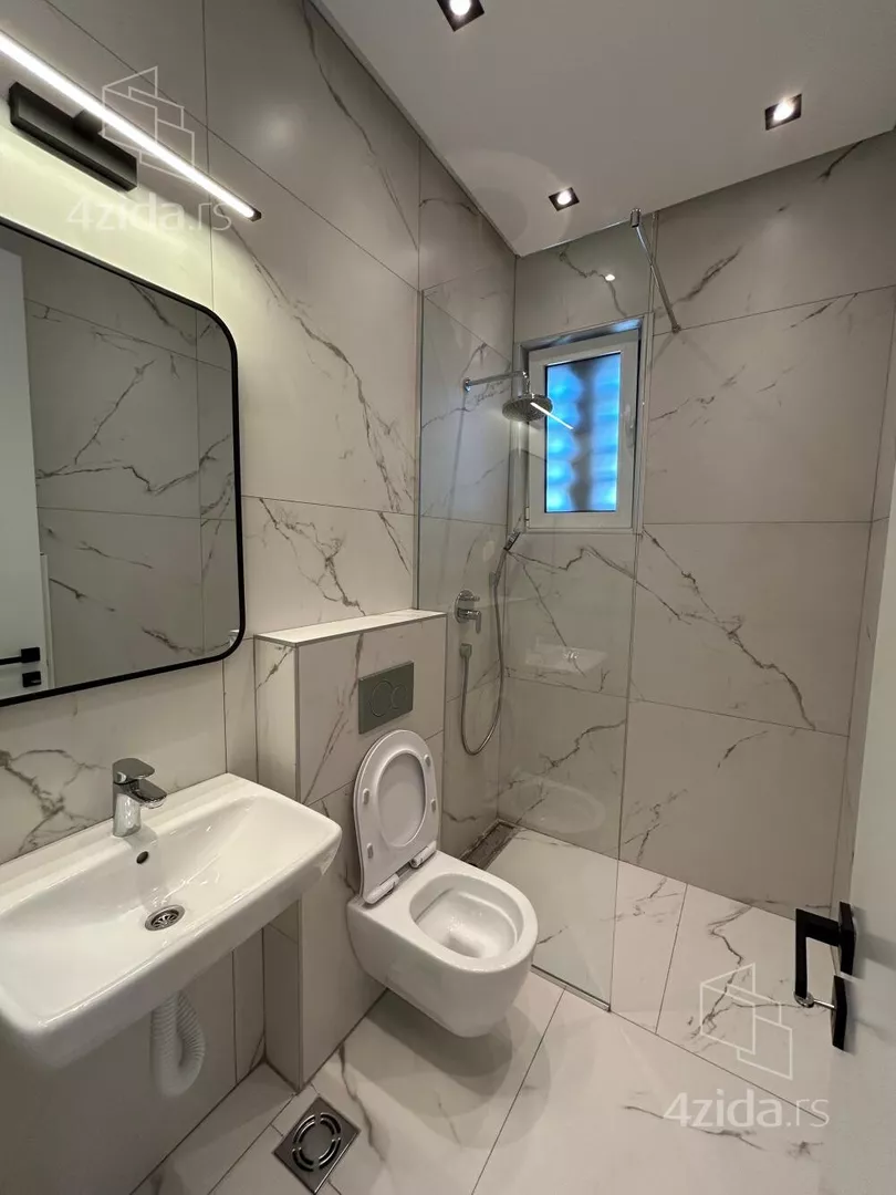 Šestoiposoban stan | 4zida