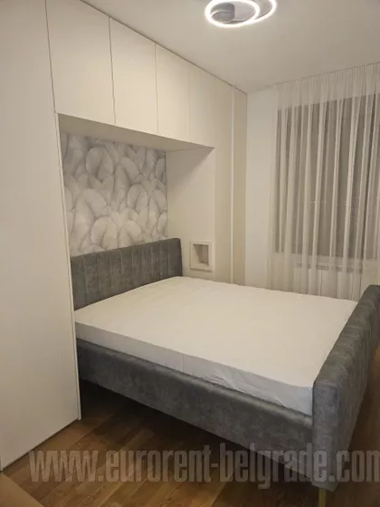 CRVENI KRST | 4zida.rs