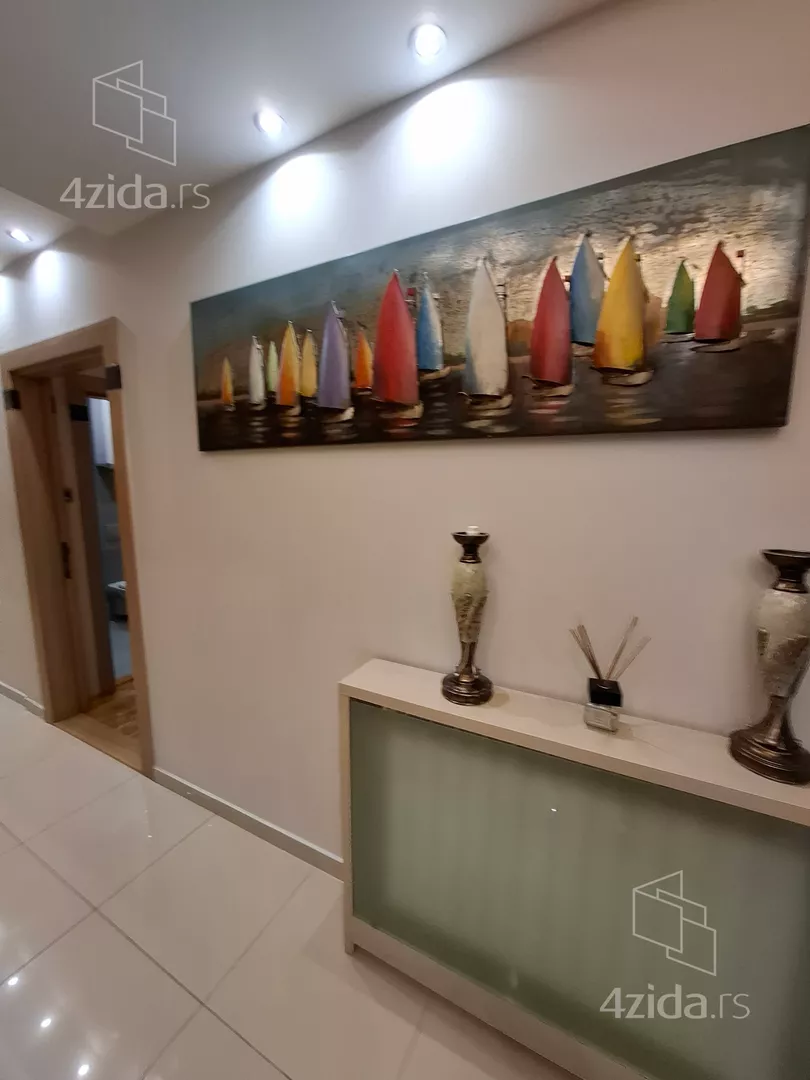 Šestosoban stan | 4zida