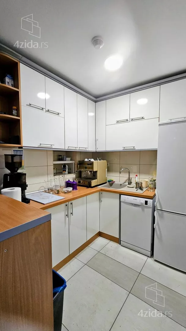 Poslovna zgrada | 4zida