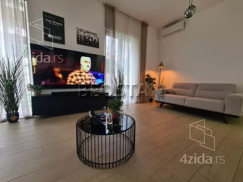 Šestosoban stan | 4zida