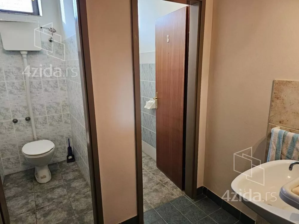 Poslovna zgrada | 4zida