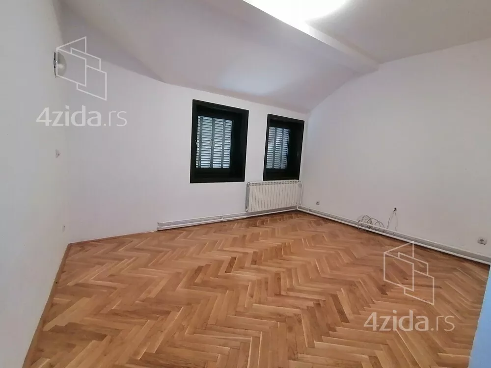 Sedmosoban stan | 4zida