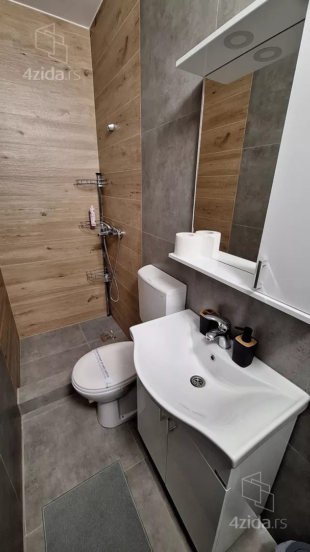 Poslovna zgrada | 4zida