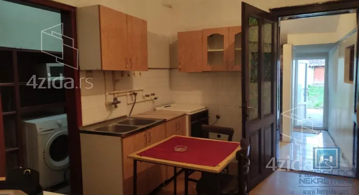 Poslovna zgrada | 4zida