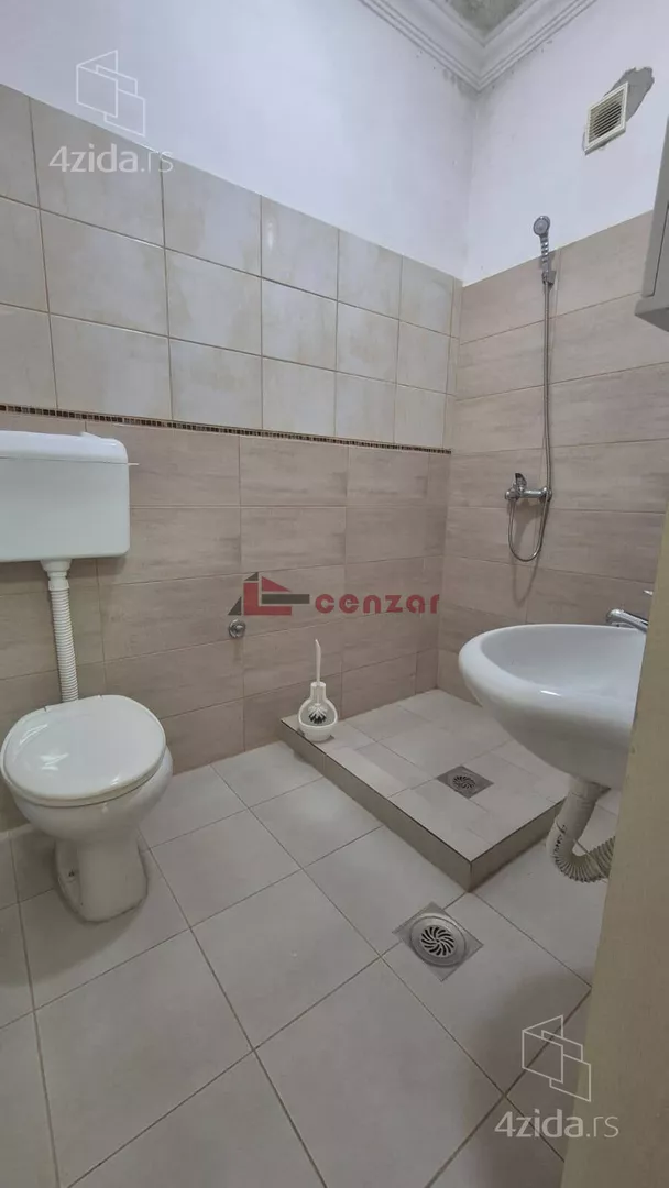 Poslovna zgrada | 4zida