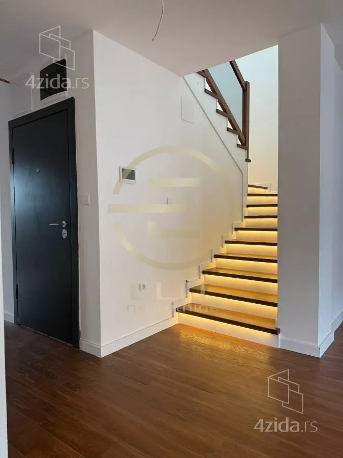 Šestosoban stan | 4zida