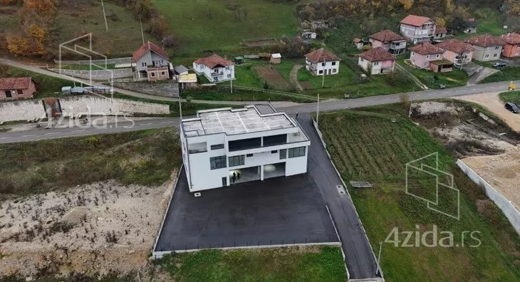 Poslovna zgrada | 4zida