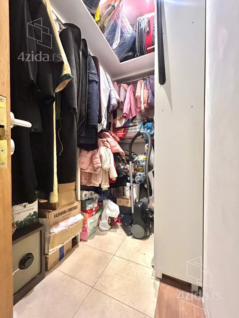 Šestoiposoban stan | 4zida