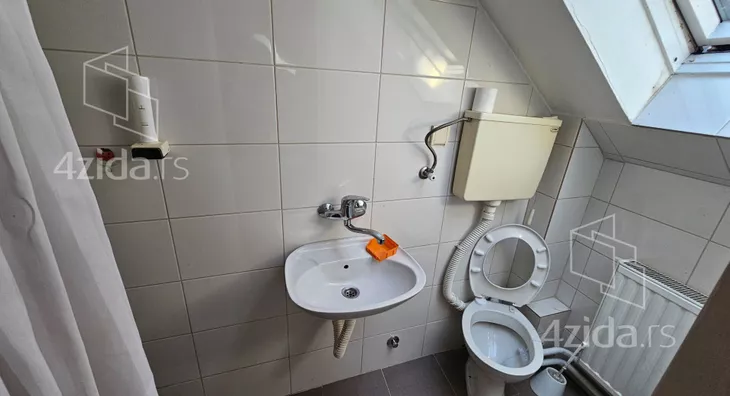 Poslovna zgrada | 4zida