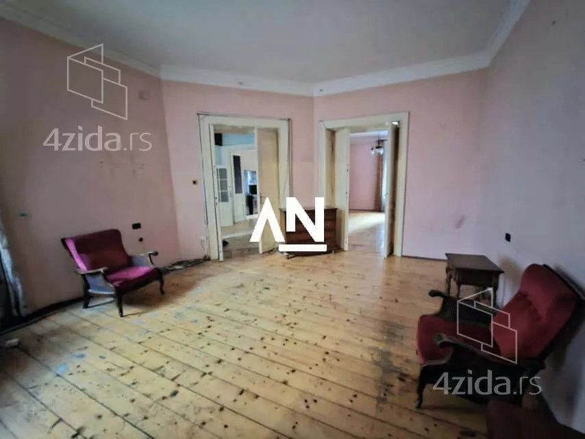 Šestoiposoban stan | 4zida