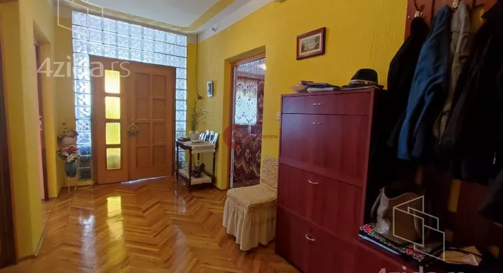 Poslovna zgrada | 4zida