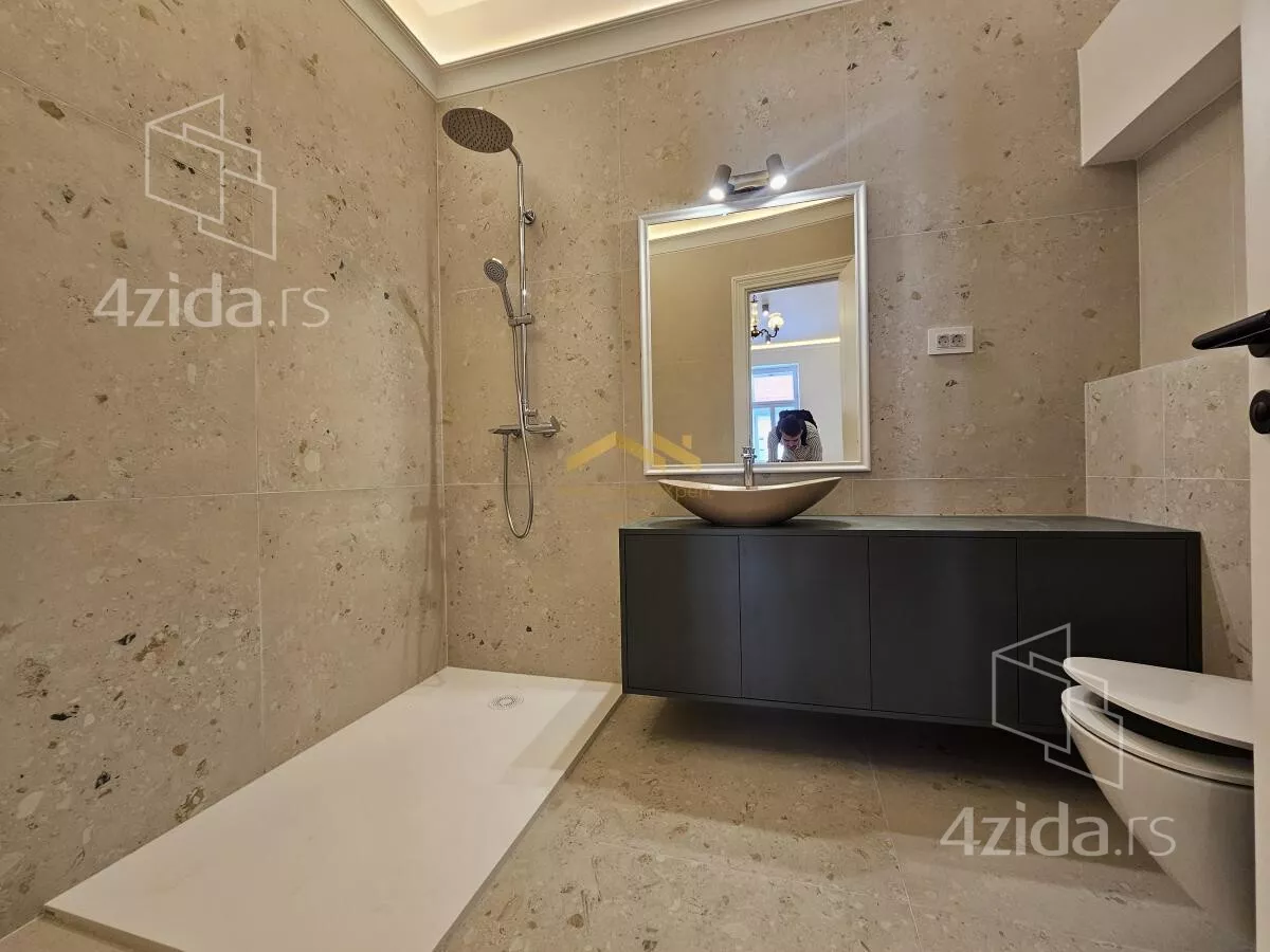 Poslovna zgrada | 4zida