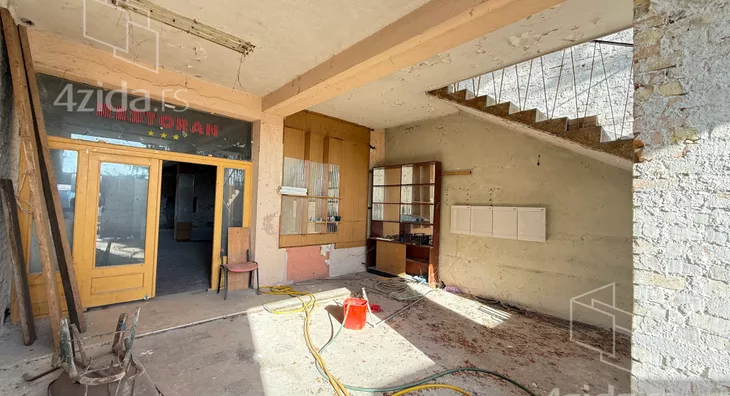 Poslovna zgrada | 4zida