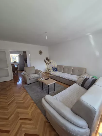 Crveni Pevac | 4zida.rs